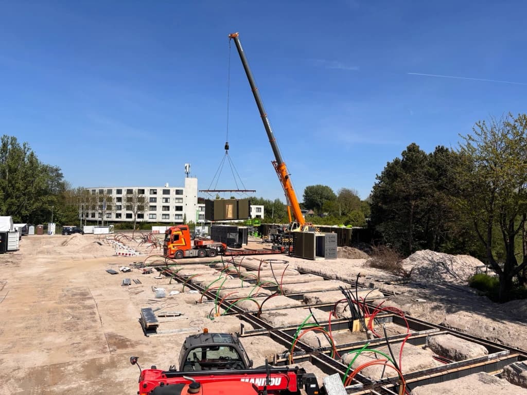 Plaatsing flexwoningen gestart aan Gooimeerlaan in Leiden