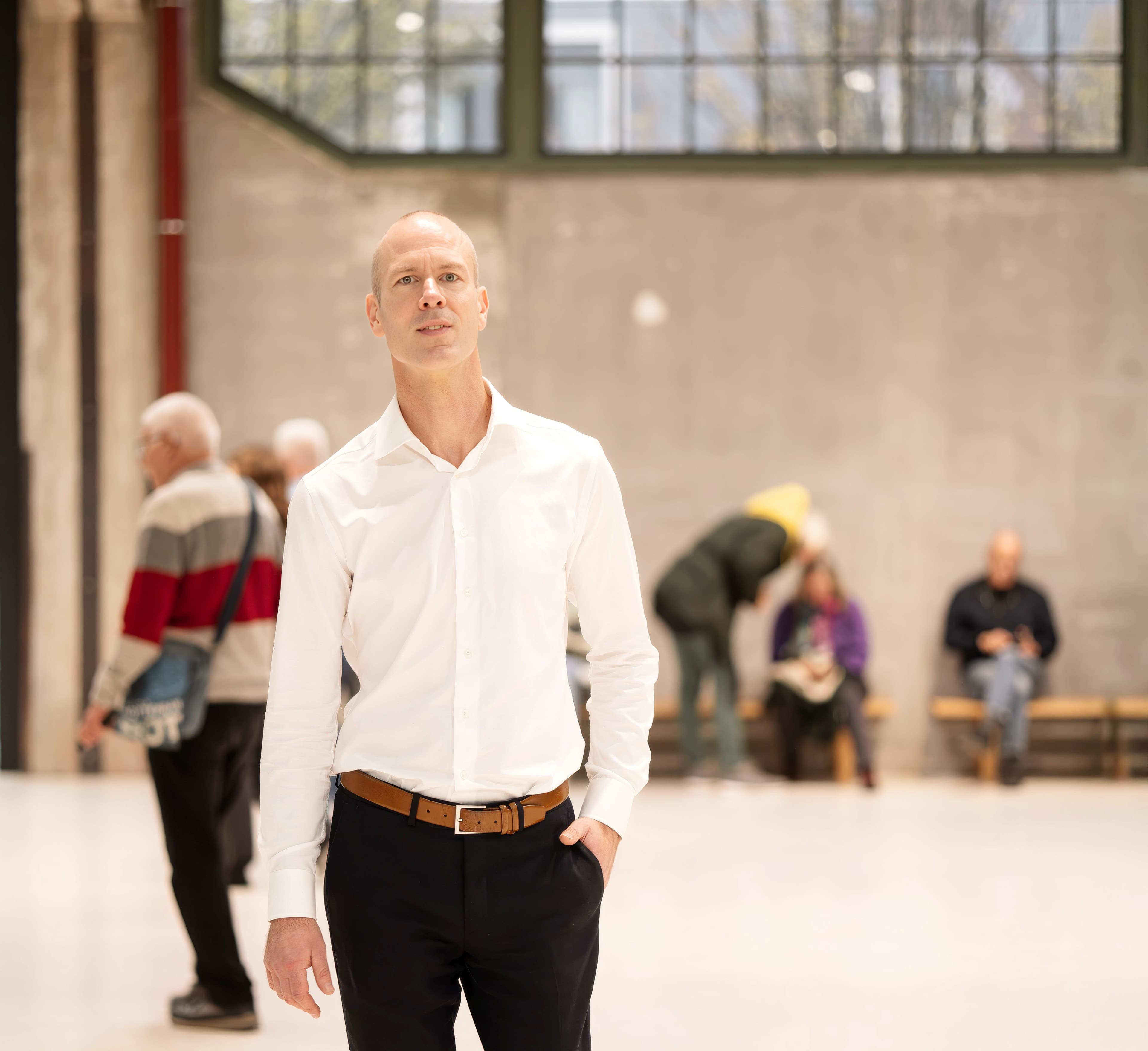 Sander Woertman in gesprek op de bouwplaats