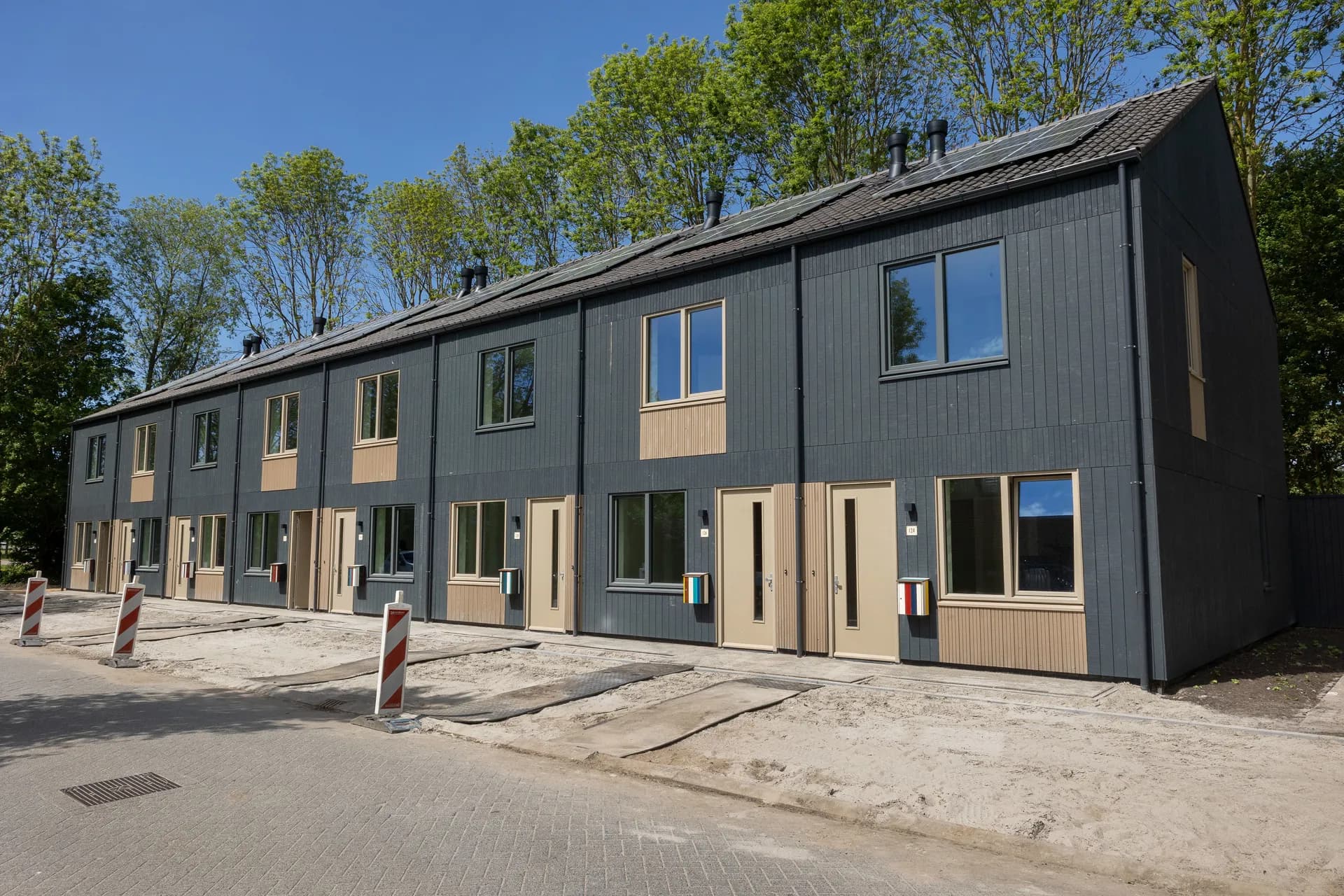 Eerste prefab houten huurwoningen opgeleverd in Lelystad
