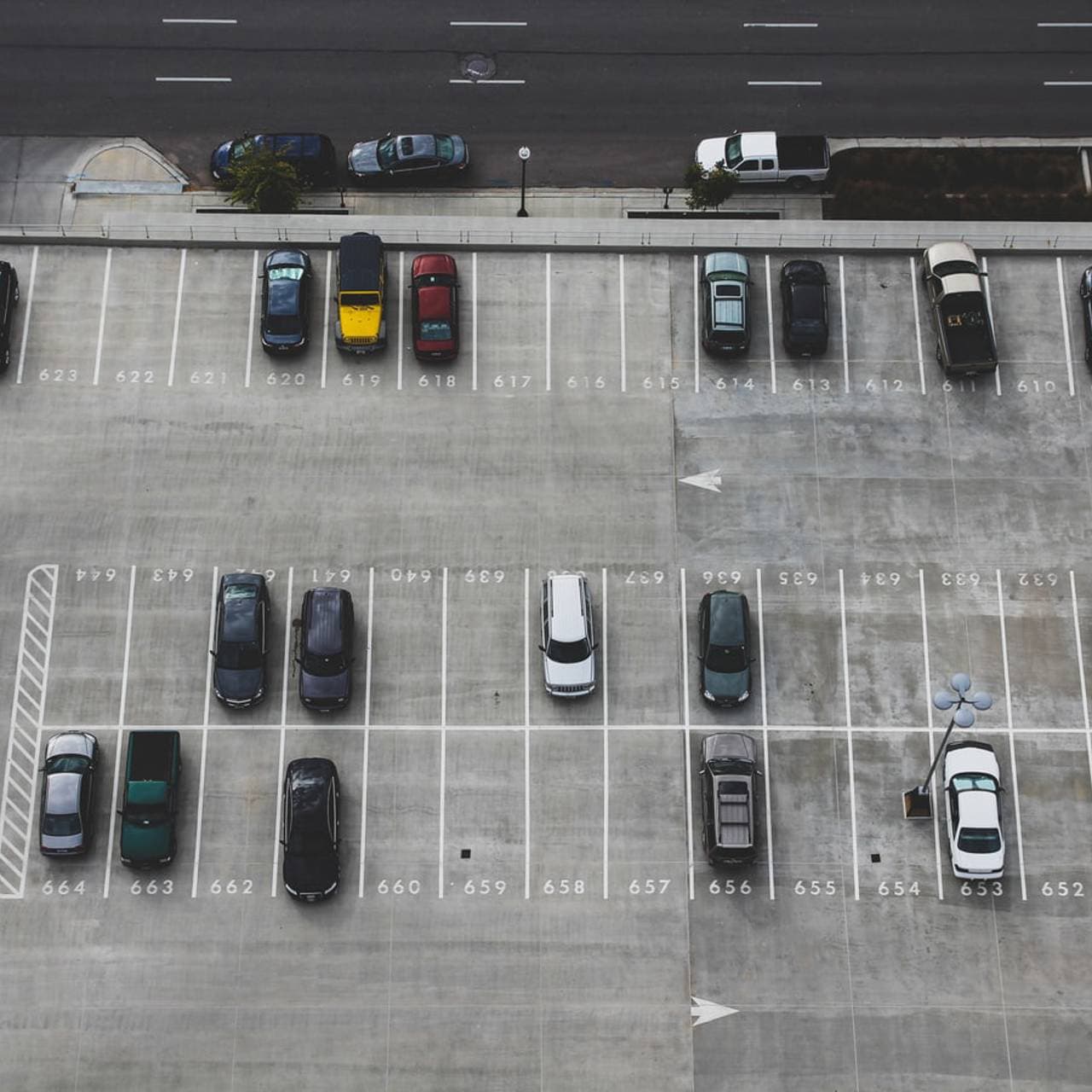 Oude parkeernormen remmen woningbouw en duurzame mobiliteit