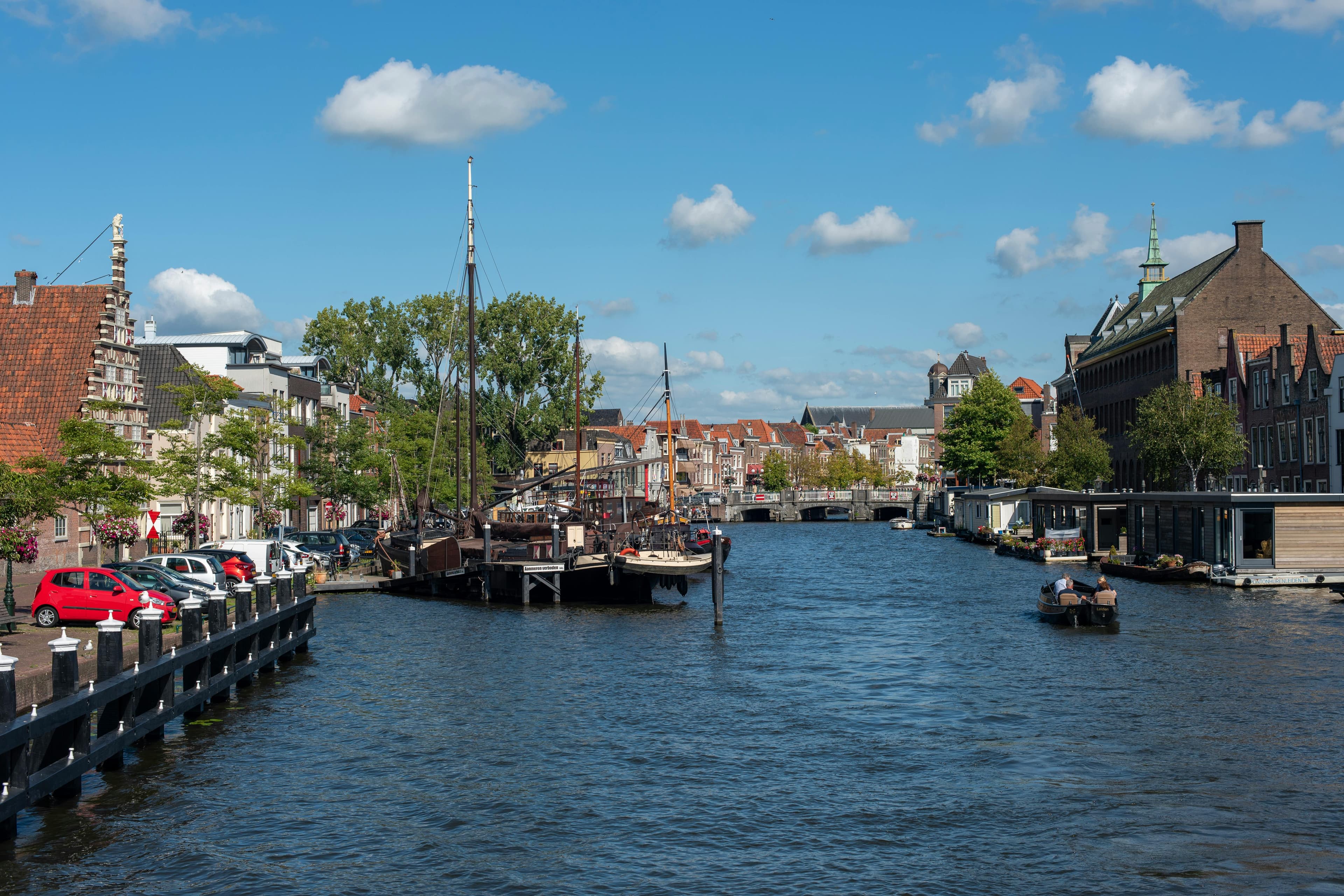 Plaatsing flexwoningen gestart aan Gooimeerlaan in Leiden