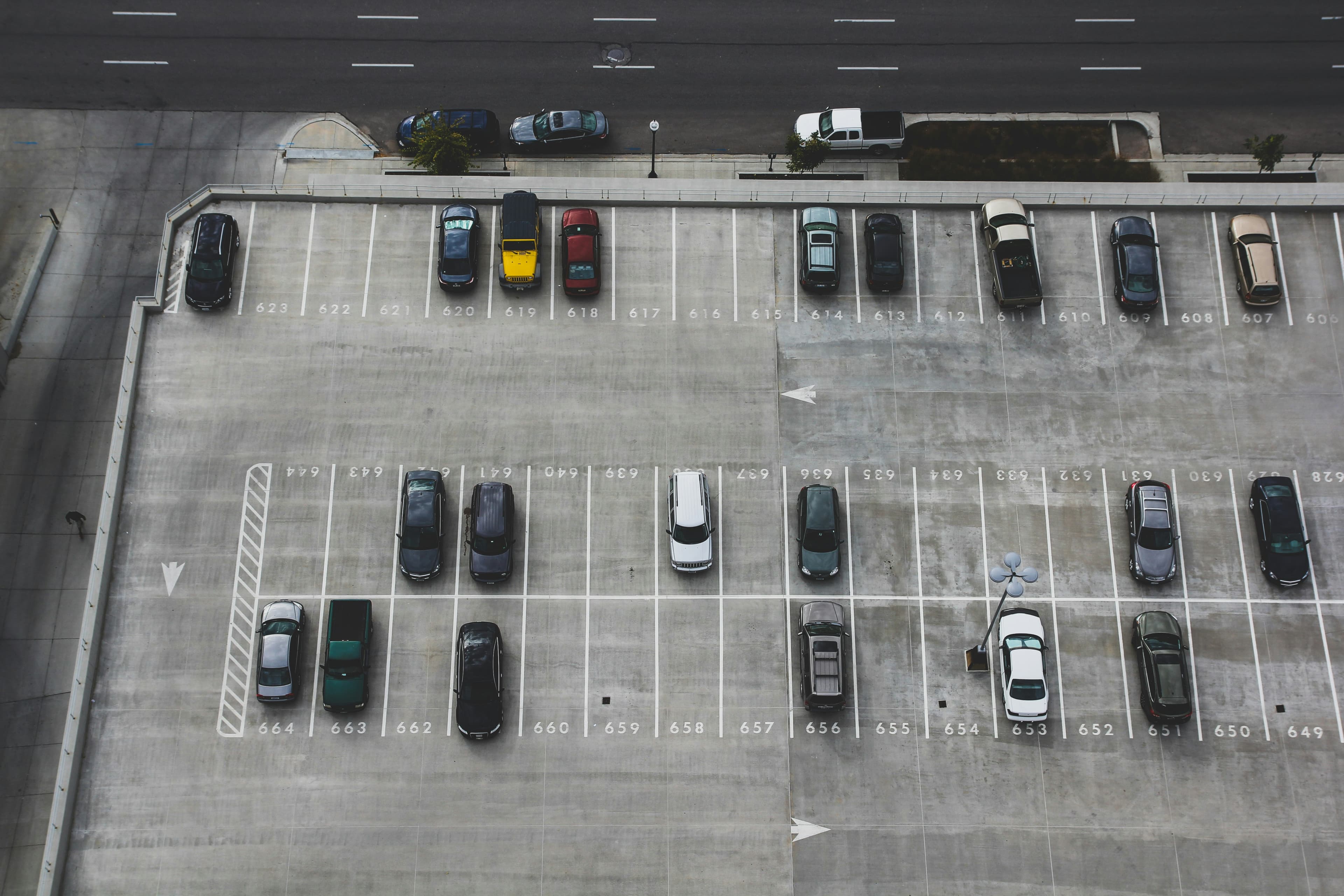 Strikte parkeernormen blokkeren woningbouw